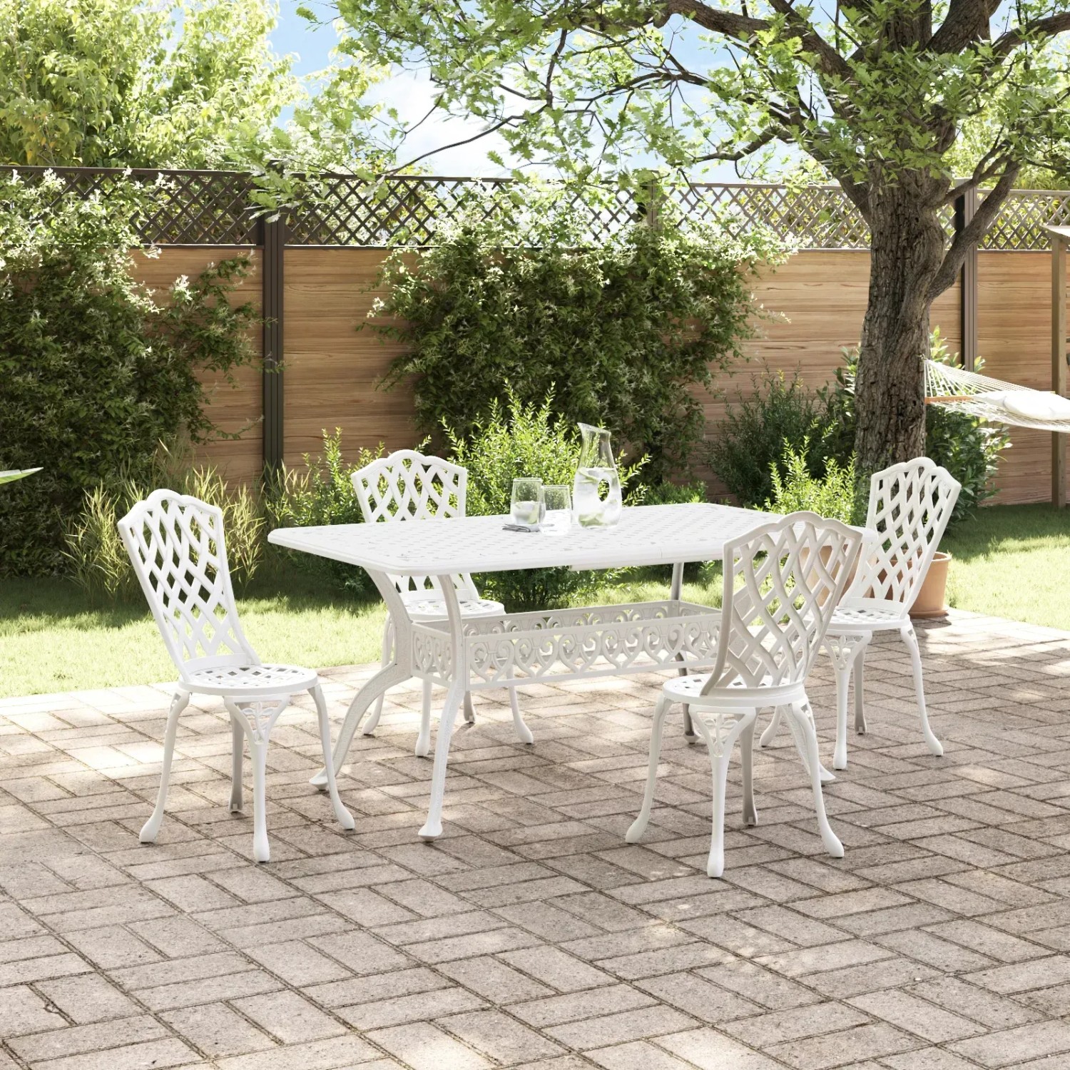 Weißes 5-tlg. vidaXL Garten-Essgruppe aus Aluminiumguss mit Tisch und Stühlen.