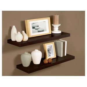 Zwei schwebende OBI Regalböden in Wenge Holznachbildung mit Deko-Elementen an einer Wand.