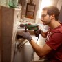 Bosch EasyImpact 600 Schlagbohrmaschine im Einsatz beim Bohren in einem Badezimmer.
