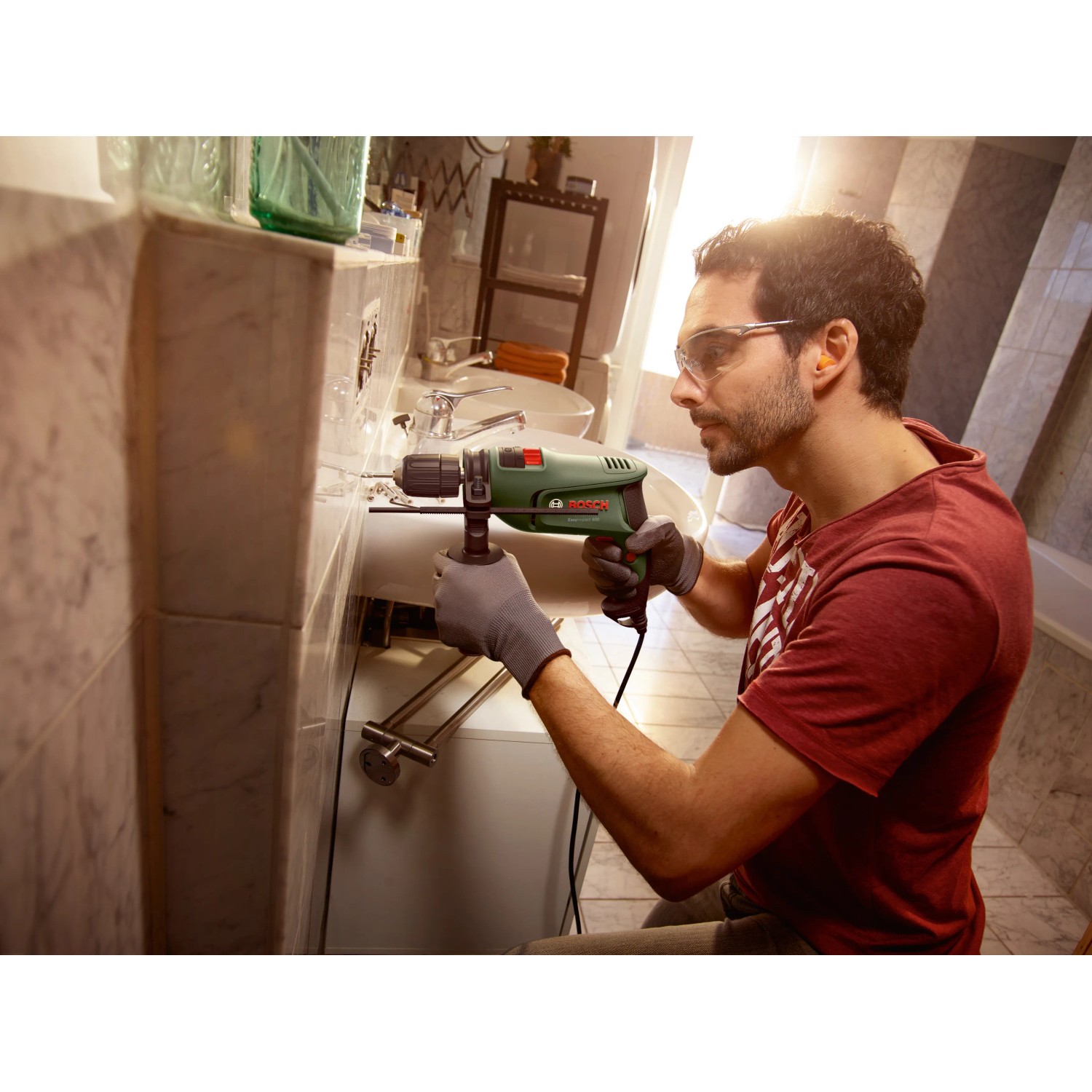 Bosch EasyImpact 600 Schlagbohrmaschine im Einsatz beim Bohren in einem Badezimmer.