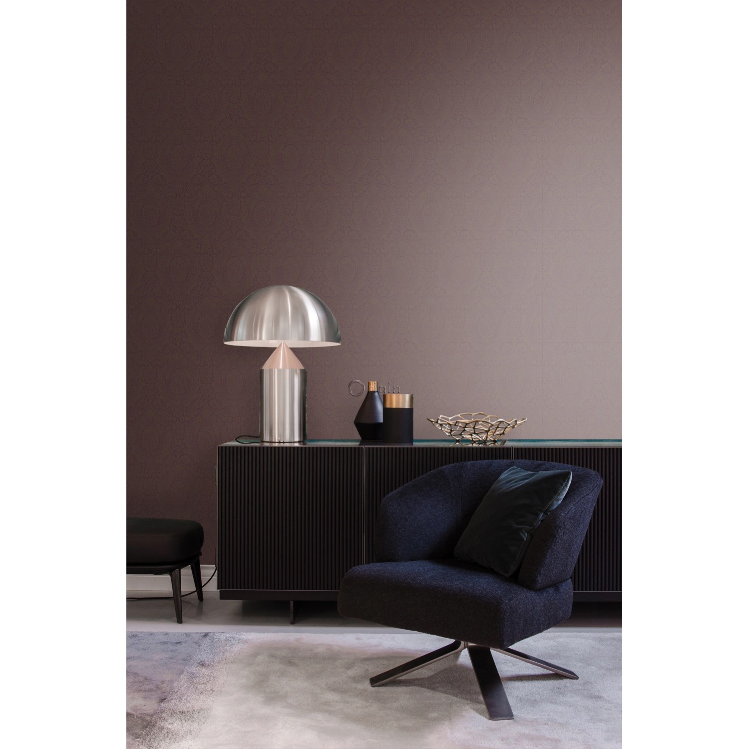 Wohnraum mit dunkellila Ornament Tapete von Origin Wallcoverings, Sessel und Lampe.