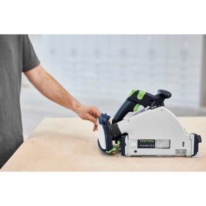 Festool Staubsack an Akku-Tauchkreissäge. Hand greift zum Staubfangbeutel für staubarmes Sägen.