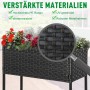 Outsunny Blumenkasten aus Rattan mit Füßen und Ablage, bepflanzt mit roten und weißen Blumen.