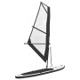 Aufblasbares SUP-Board mit Segel, schwarz-weiß, für Wassersport.