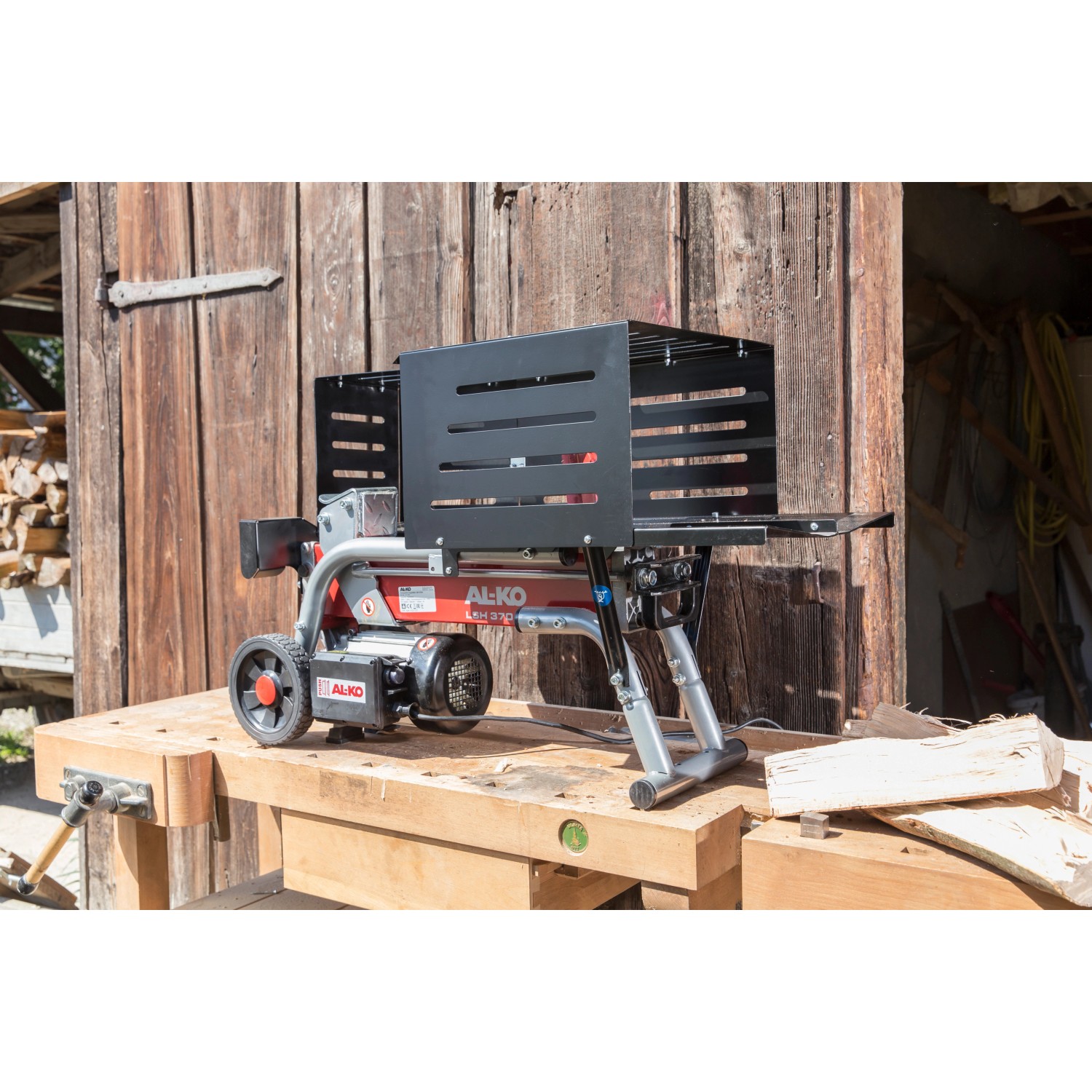 Al-Ko Elektroholzspalter LSH 370/4 auf Werkbank, liegender Holzspalter mit schwarzer Schutzabdeckung.