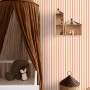 ESTAhome Streifen Tapete in Orange und Rosa im Kinderzimmer mit Baldachin und Deko.