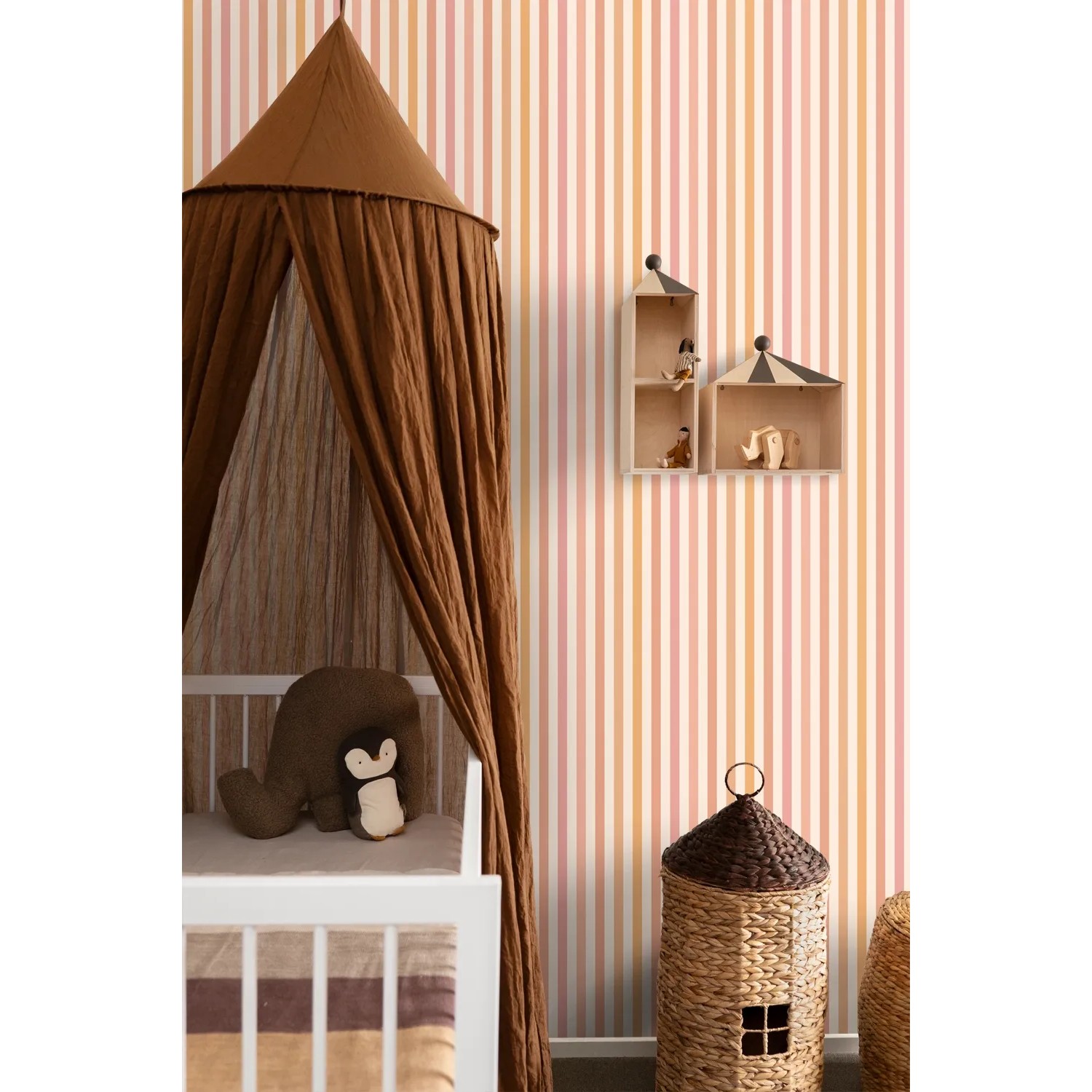 ESTAhome Streifen Tapete in Orange und Rosa im Kinderzimmer mit Baldachin und Deko.