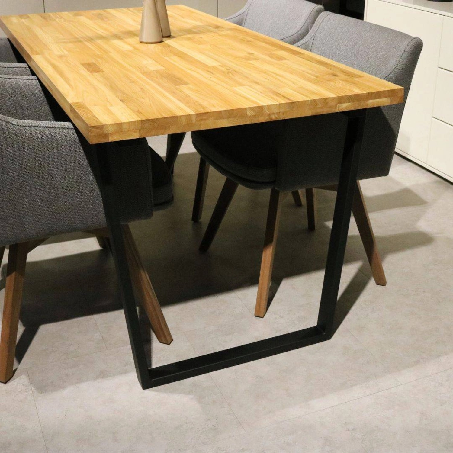 Esstisch mit Holzplatte und schwarzem Trapez Tischgestell von holz4home.