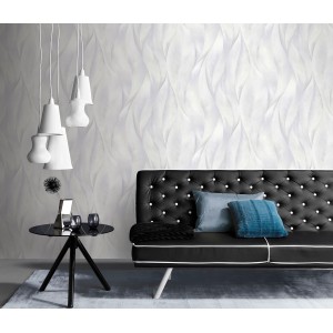 Wohnraum mit grauer Erismann Vliestapete Guido Maria Kretschmer Blattmuster.