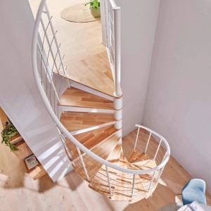 Elegante Intercon Wendeltreppe Select in Polar-Weiß mit 14 Buche Natur Holzstufen, 140 cm Durchmesser, für moderne Innenräume.