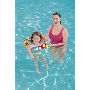 Kind mit Bestway Schwimmring Aquarium im Pool, Ø 48 cm, buntes Design.
