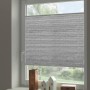 Graues Gardinia Plissee Concept, 80x130 cm, am Fenster. Blickdichter, lichtdurchlässiger Recycling-Stoff.