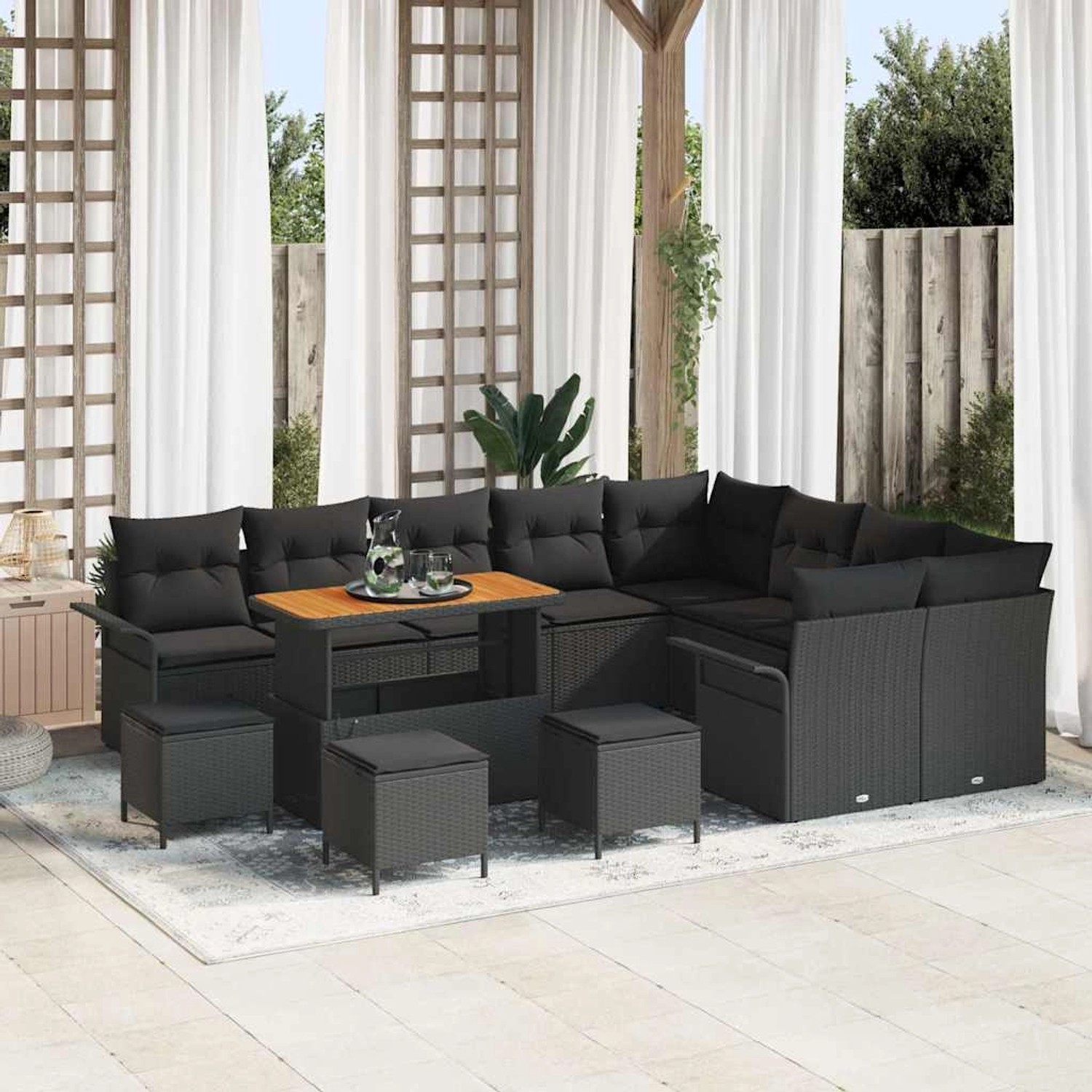 vidaXL 13-teiliges Garten-Sofaset aus Polyrattan mit Akazienholz und schwarzen Kissen.