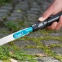 Gardena Fugenkratzer im Einsatz: Hand hält das Gartenhandgerät zum Entfernen von Unkraut.