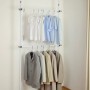 Wenko Teleskop-Garderobensystem Herkules Basic mit Kleidung an zwei Stangen.