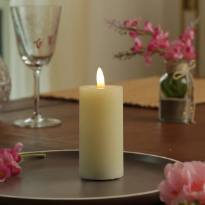 Cremefarbene LED Kerze LINA in Rustik Optik mit flackernder 3D Flamme und Timer, Höhe 12,5cm.