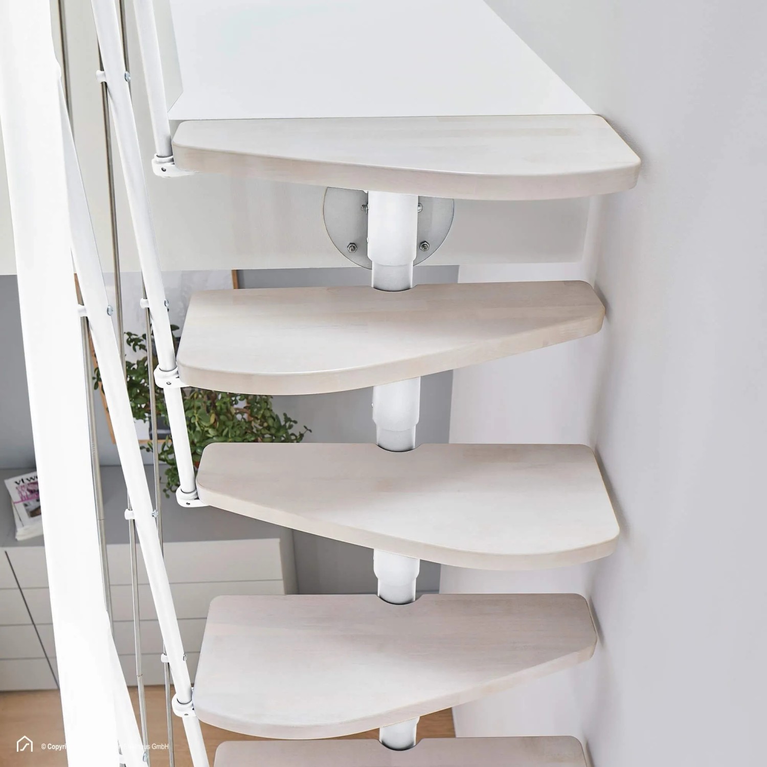 Raumspartreppe Intercon Alpha mit weißen Buchenstufen und polar-weißem Mittelholm. Moderne Innentreppe.