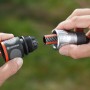 Gardena Premium Schlauchverbinder 13/16 mm im Einsatz, Detailaufnahme.