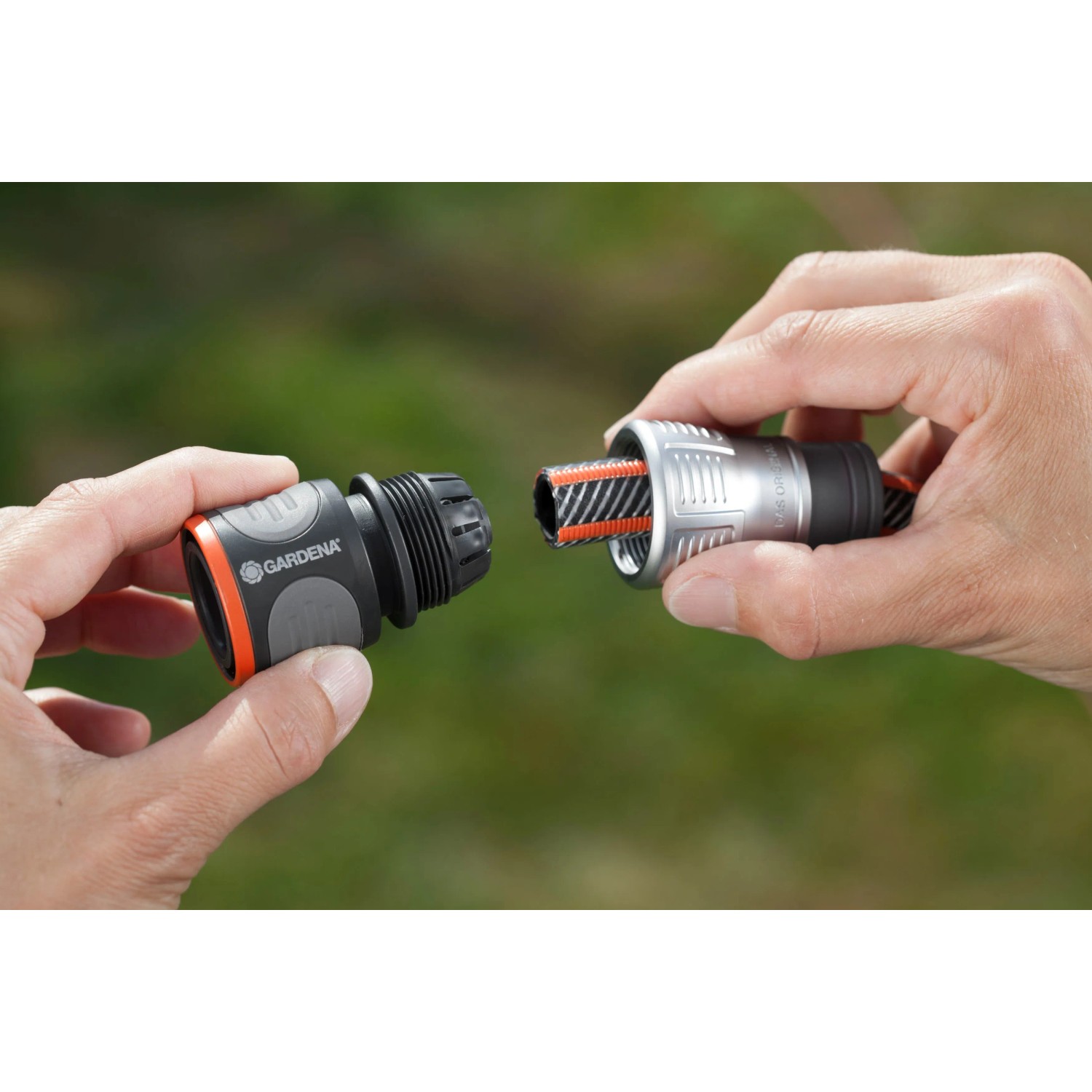 Gardena Premium Schlauchverbinder 13/16 mm im Einsatz, Detailaufnahme.