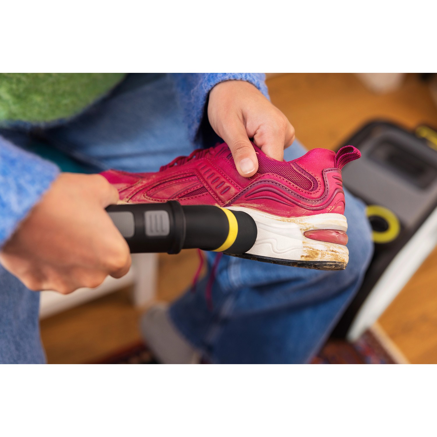 Kärcher Shoe!Cleaner SE 3-18 Compact im Einsatz zur Schuhreinigung.