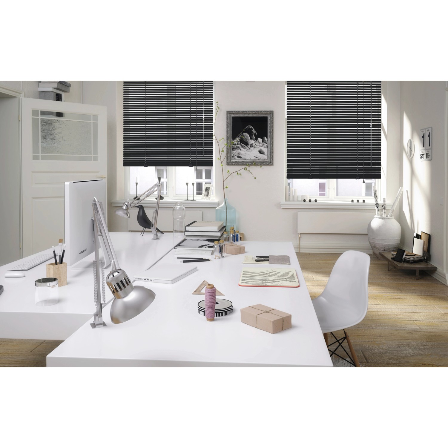 Schwarze Gardinia Aluminium Jalousie (40x175 cm) am Fenster eines Arbeitszimmers.