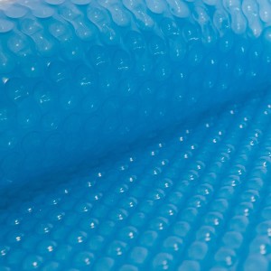 Nahaufnahme: Blaue Evolution Solarplane 400µm GeoBubble für Achtform Pool, Erwärmung und Isolation.