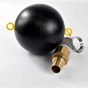 Schwarzer Schwimmkörper mit gelben Ringen, Messing-Saugkorb und Schlauchschelle für 1 Zoll Saug-Druckschlauch-Set.