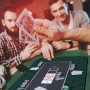 Grüne Relaxdays Pokermatte aus Gummi-Polyester, rutschfest, wasserfest, mit Karten und Chips beim Pokerabend.