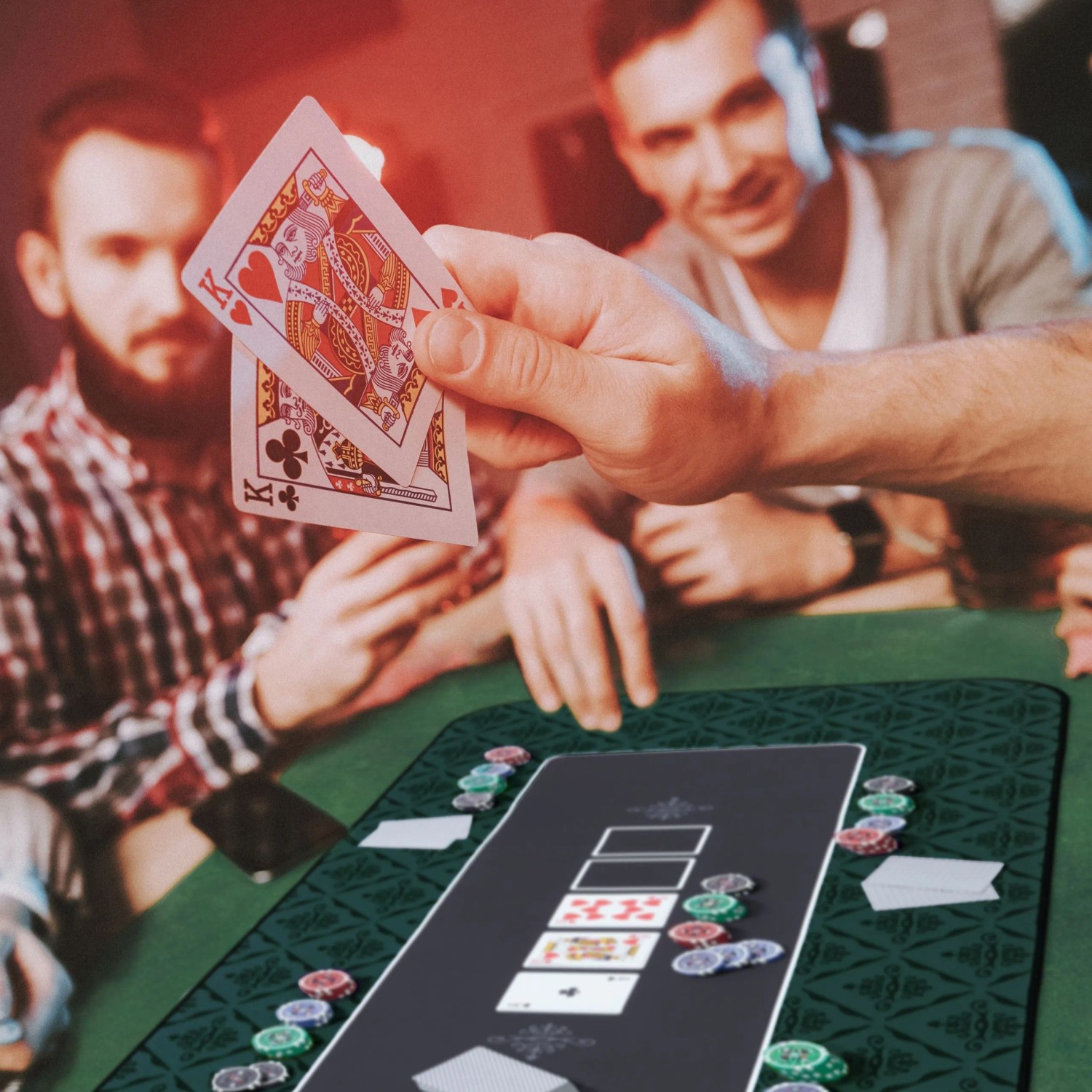 Grüne Relaxdays Pokermatte aus Gummi-Polyester, rutschfest, wasserfest, mit Karten und Chips beim Pokerabend.