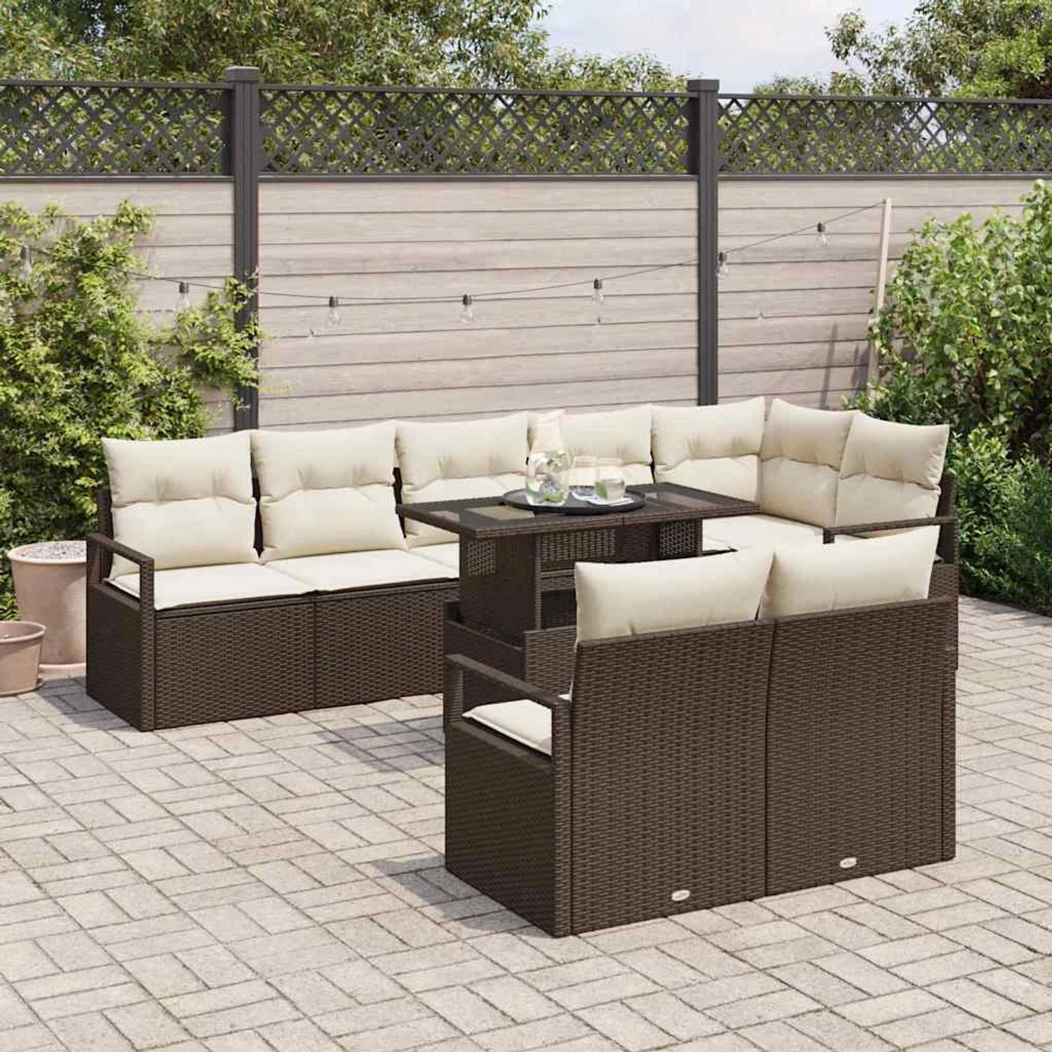 Braunes 9-teiliges vidaXL Garten-Sofa-Set aus Rattan mit Tisch und cremefarbenen Polstern.
