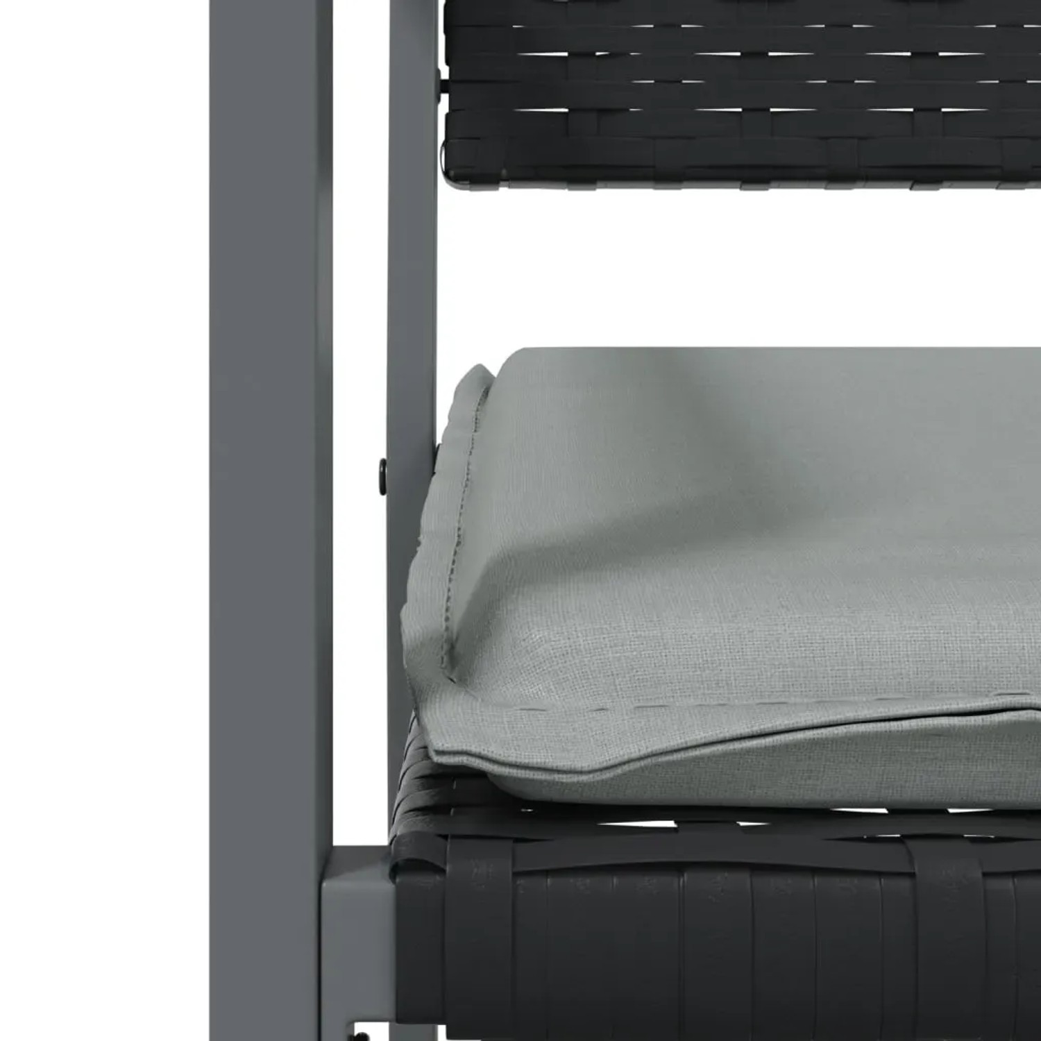 Detailansicht eines schwarzen Gartenstuhls mit hellgrauem Kissen aus der vidaXL Essgruppe.