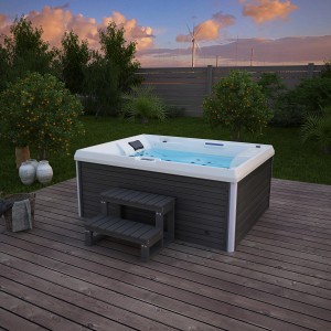 Home Deluxe Whirlpool Stream für 3 Personen mit Treppe und anthrazitfarbener WPC-Verkleidung im Garten.