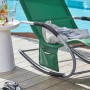 Grüne SoBuy Schaukelliege OGS28-WD mit Seitentasche und Metallgestell am Pool.