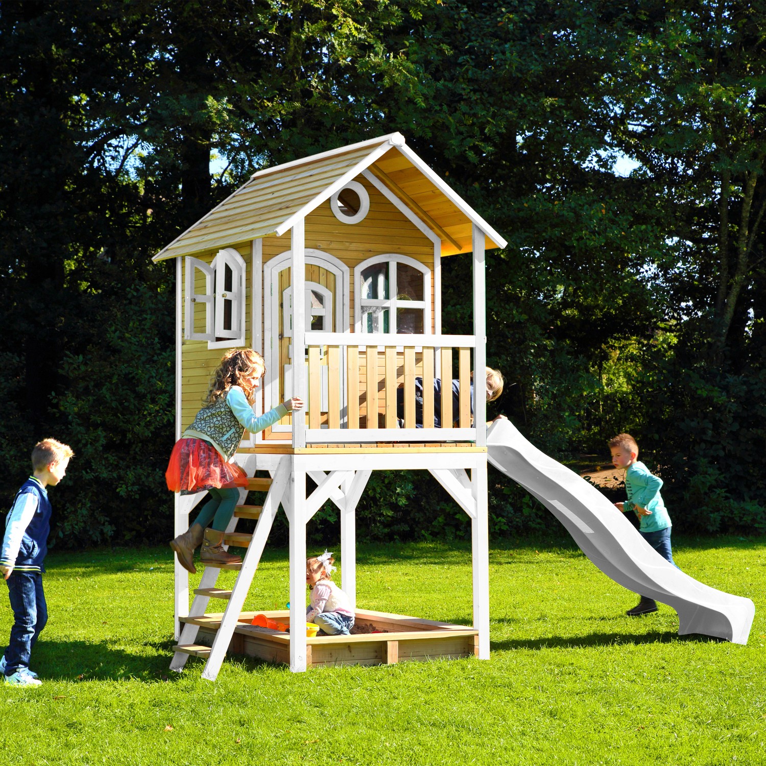 Axi Sarah Spielhaus Braun - Weiß mit Weißer Rutsche 191 x 370 x 291 cm günstig online kaufen