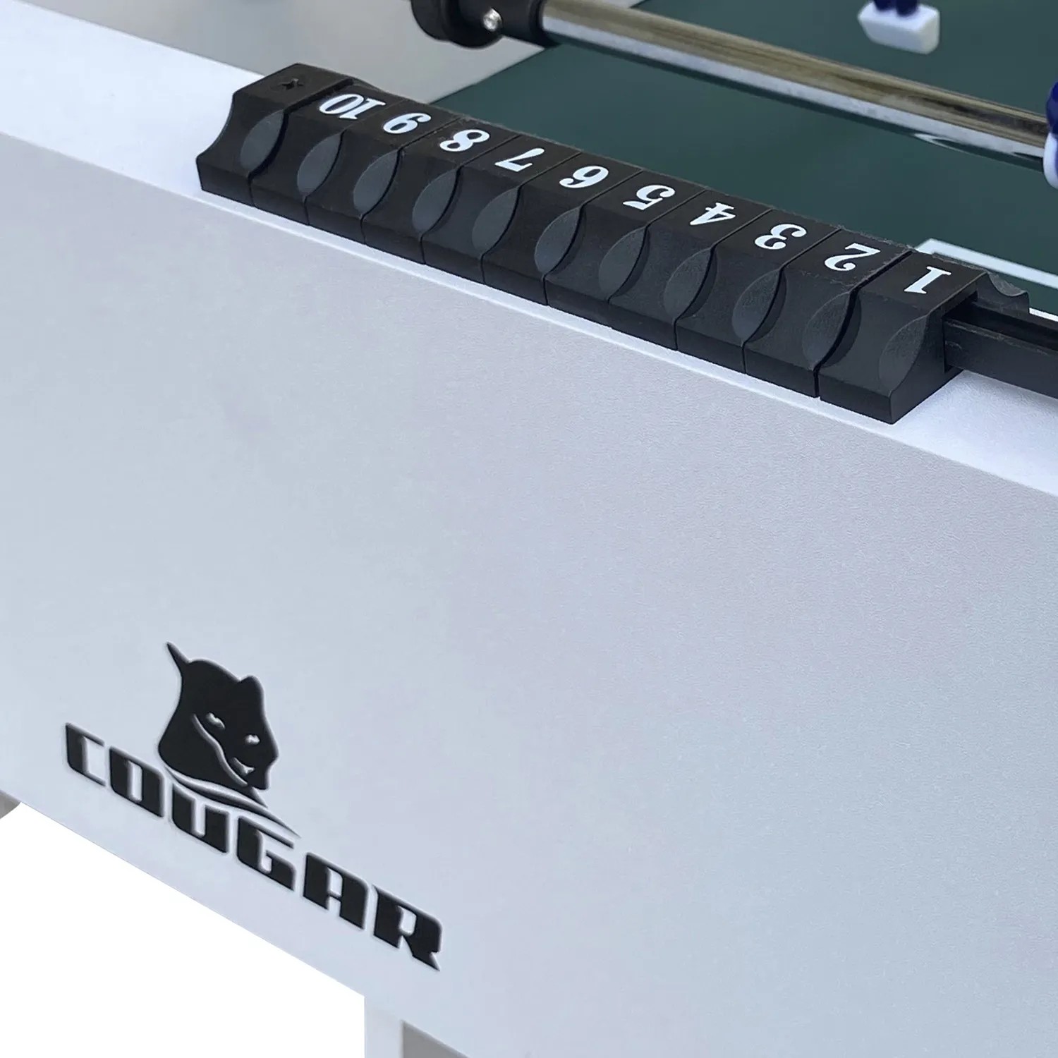 Detailansicht des Cougar Tischkicker Scorpion Kick TS: Zähler und Logo.