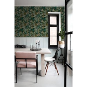 Dekorative ESTAhome Vliestapete mit tropischen grünen Blättern und Blüten, angebracht an einer Wand im Esszimmer.