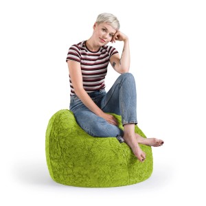 Grüner Sitting Point Sitzsack Fluffy (120 l) mit sitzender Person. Gemütlicher Plüsch-Sitzsack für Kinderzimmer.