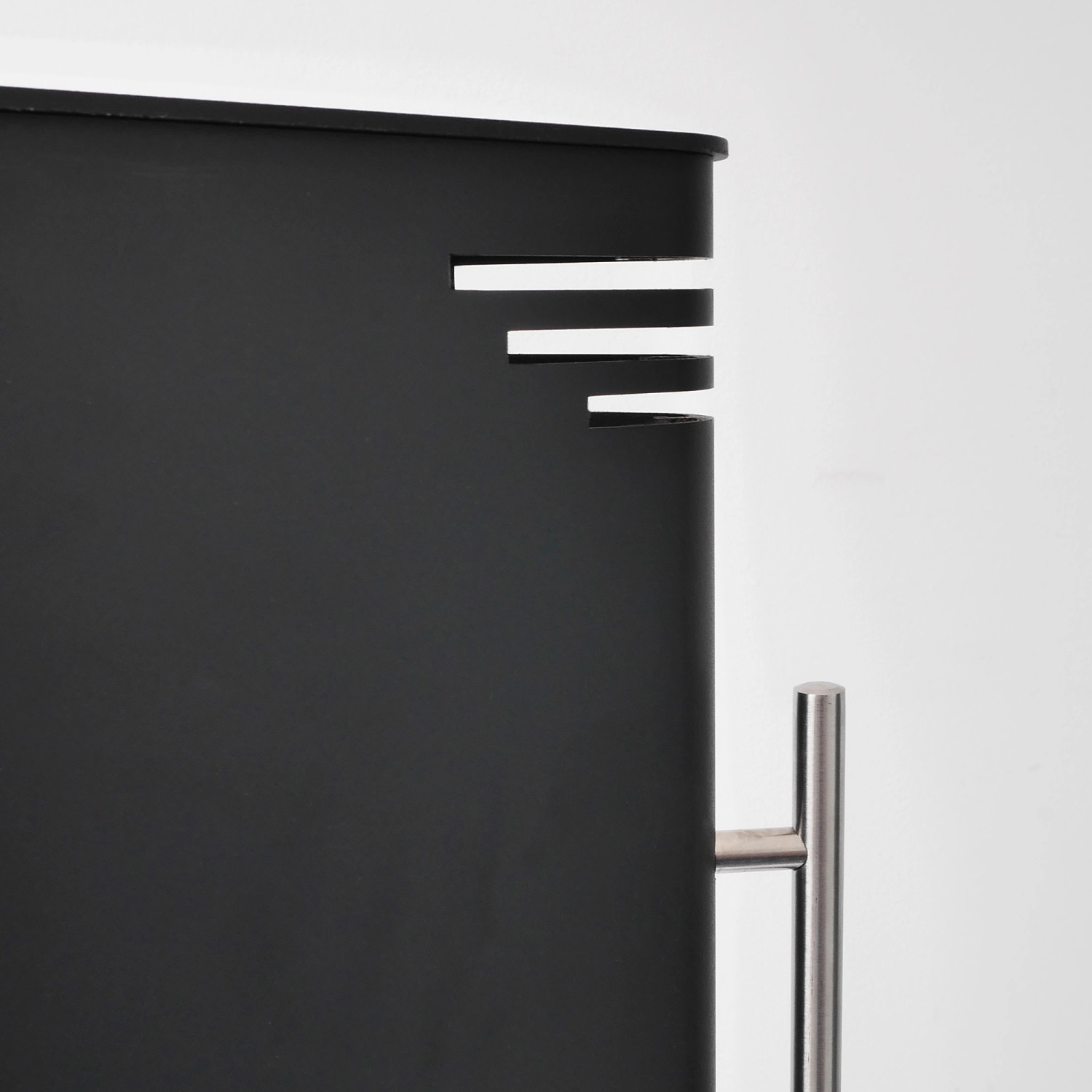 Schwarzer VASNER HeatTower Infrarot-Heizstrahler, Detailansicht Gehäuse mit Griff.