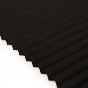 Detailaufnahme: Schwarzes, blickdichtes Deco-Raum Plissee Basic 75x150cm mit Klemmfix-Montage.