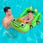 Grünes Bestway Kinder-Schlauchboot Lil' Navigator im Auto-Design mit Kind im Pool.