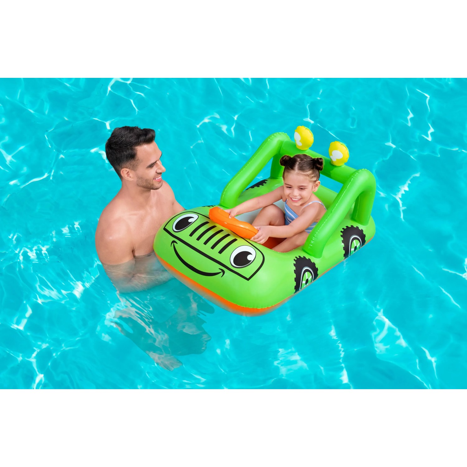 Grünes Bestway Kinder-Schlauchboot Lil' Navigator im Auto-Design mit Kind im Pool.