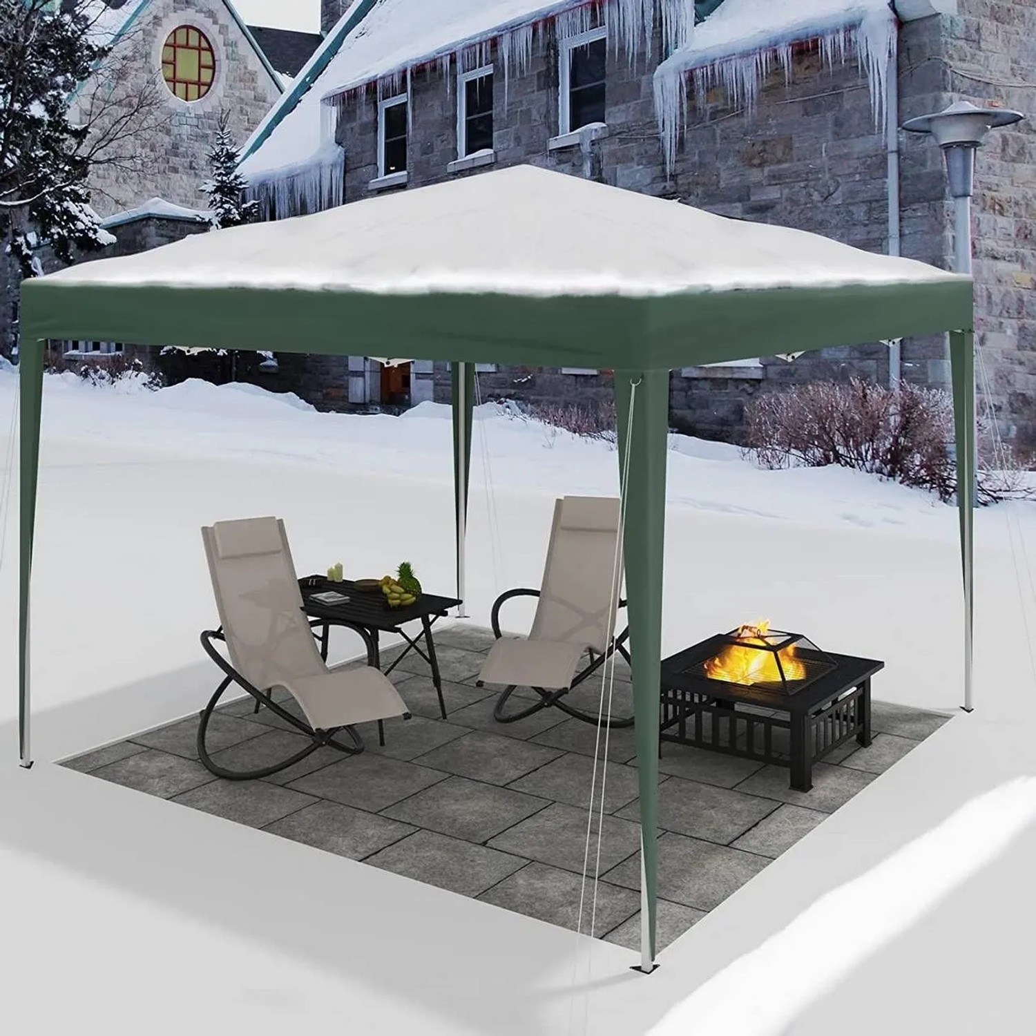 Grüner Pop-Up Pavillon 3x3m als wasserdichter Sonnenschutz. Dach mit Schnee, darunter Sitzgruppe und Feuerstelle im Garten.