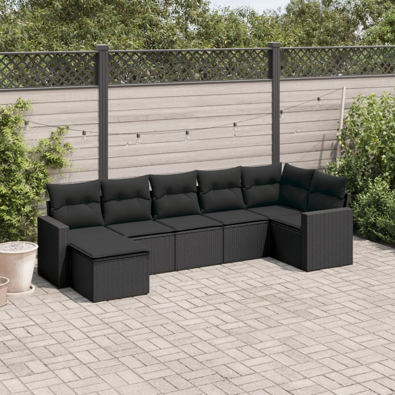 Schwarze 7-tlg. vidaXL Garten-Sofagarnitur aus Poly Rattan mit Kissen auf einer Terrasse.