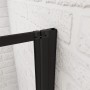 Detailaufnahme: Schwarze Duschparadies Faltwand, 90x140cm, an weißer Wand.