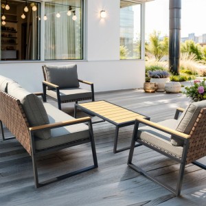 4-tlg. osoltus Lounge Sitzgruppe Sahara auf Terrasse: schwarzes Stahlgestell, taupe Kissen, geflochtene Rückenlehnen, Holzakzente.