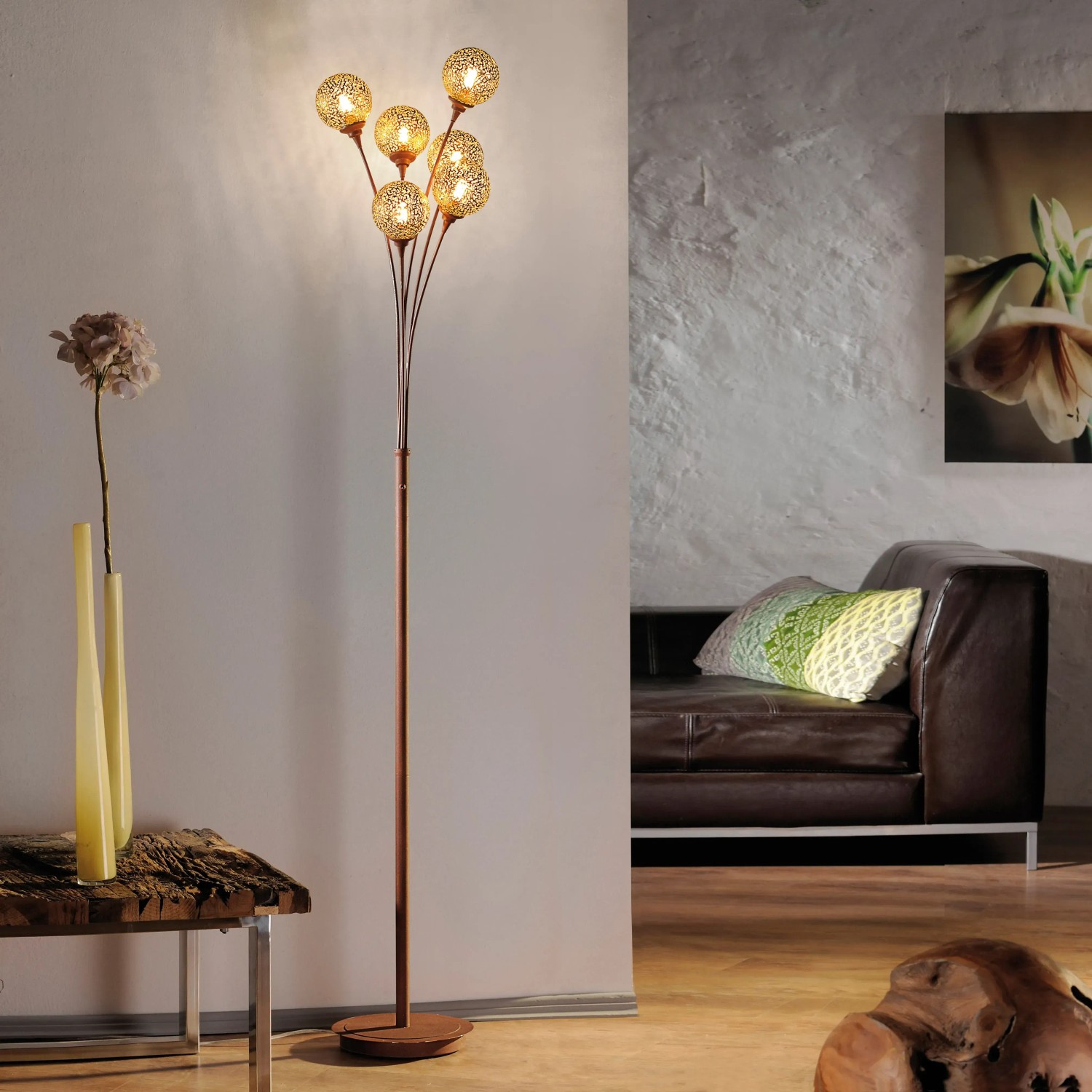 Paul Neuhaus Greta Stehleuchte, 6-flammig, Rostfarben, mit goldenen Leuchtkugeln für ein warmes Licht.