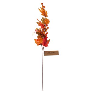 Naturgetreuer Herbstzweig mit Blättern in Orange- und Rottönen, kleinen Kürbissen und Beeren. Ideal für Dekoration.