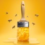 Pinsel mit Honigwaben als Borsten, Schöner Wohnen Trendfarbe Honey matt.