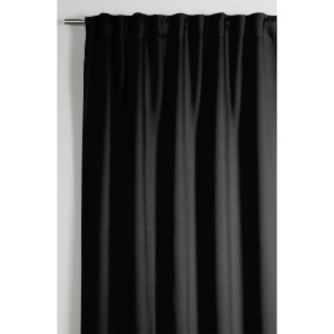 Schwarzer Bennetti Dimout Schal 140x175 cm mit Gardinenband für Fenstervorhänge.
