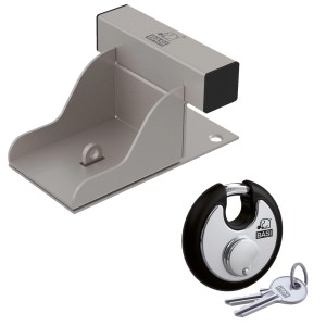 Basi Tor-Zusatzsicherung mit Rundbügelschloss, Stahl verzinkt, inklusive 2 Schlüssel und 6 Bodenanker.